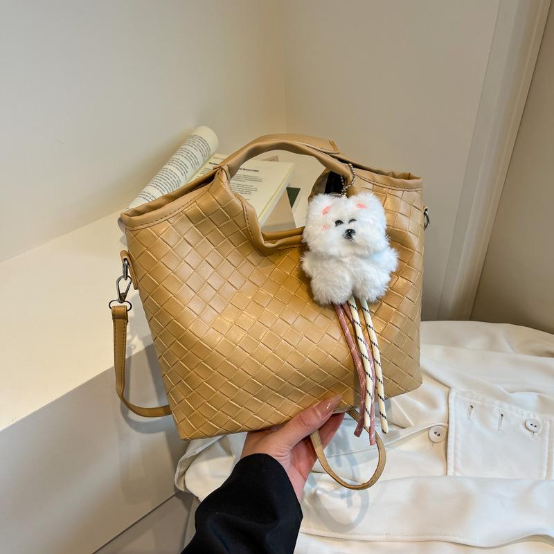 

New bag shoulder bag women s handbag women s bag versatile texture bucket bag commuter messenger bag Without pendant хаки