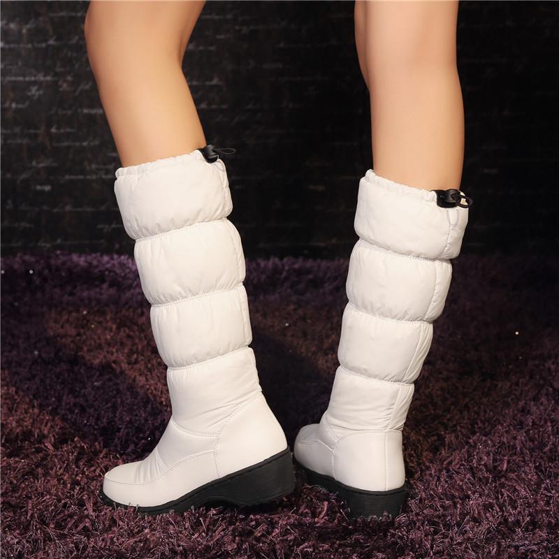 Dámské sněhule jsou v zimě nutností. Hřejivé a pohodlné plyšové ležérní kozačky střední délky s nízkým podpatkem