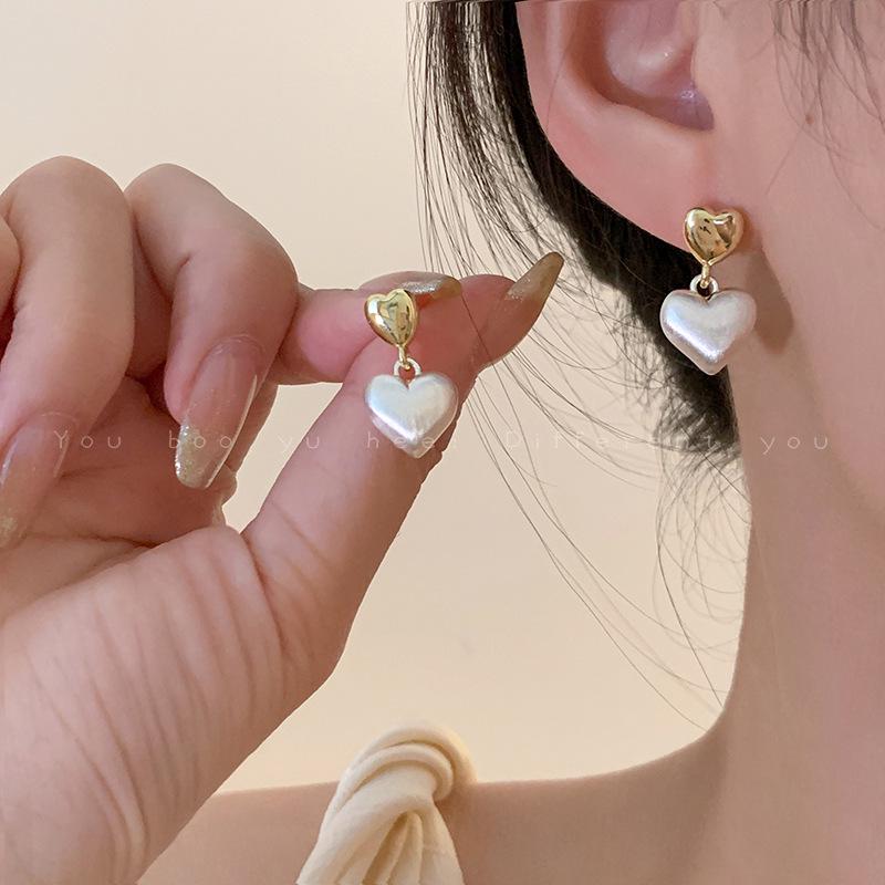 Boucles d'oreilles de luxe tendance 2024 accrocheuses pour femmes: Boucles d'oreilles à clous tendance et polyvalentes pour l'automne et l'hiver