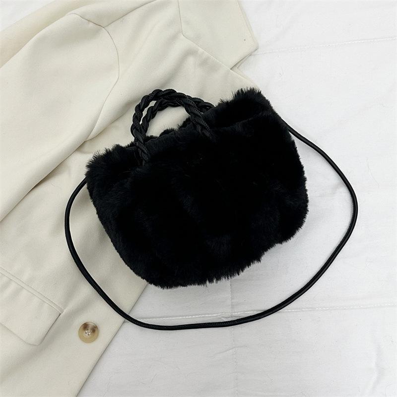 

Стильная осенне-зимняя пушистая сумка кроссбоди из кроличьего меха чёрный