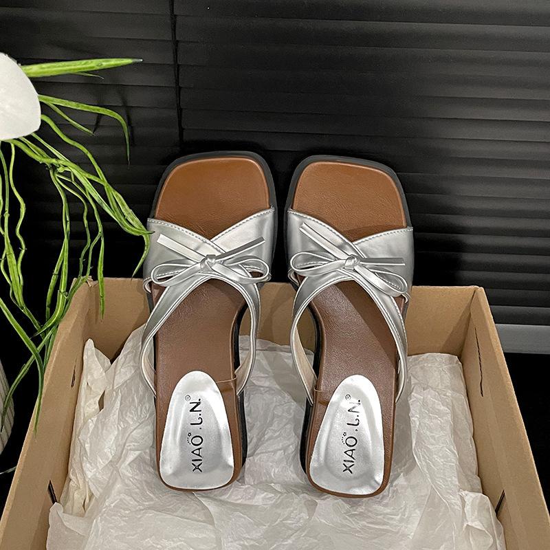 

Взрыв интернет-знаменитости ретро белые шлепанцы на одной подошве женская обувь 2025 новый летний рост с юбкой сандалии на толстой подошве 40 серебряный