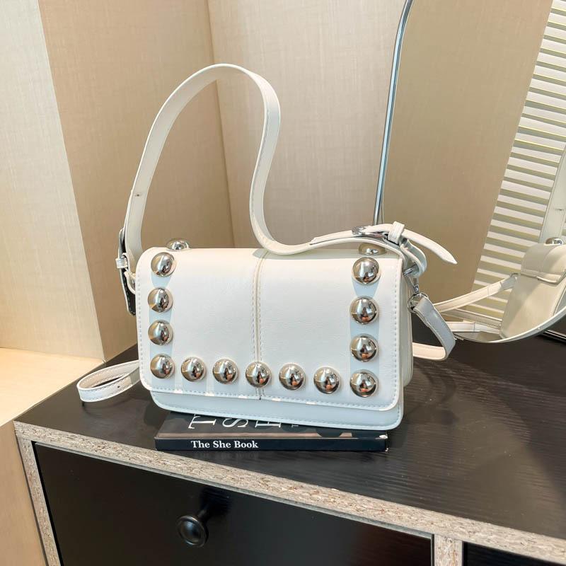 

Универсальная сумка-мессенджер на плечо в виде локомотива, женская новая нишевая дизайнерская сумка-багет с заклепками, маленькая квадратная сумка под мышкой белый