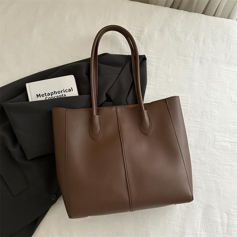 

Splicing large-capacity mother and child bags, women s new autumn shoulder bags, contrasting colors, retro class commuter tote bags коричневий