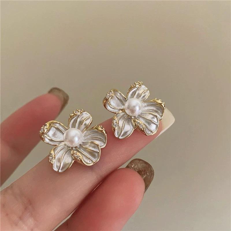 

Sweet super fairy French retro pearl flower stud earrings women s light luxury niche design fairy temperament earrings ear jewelry
