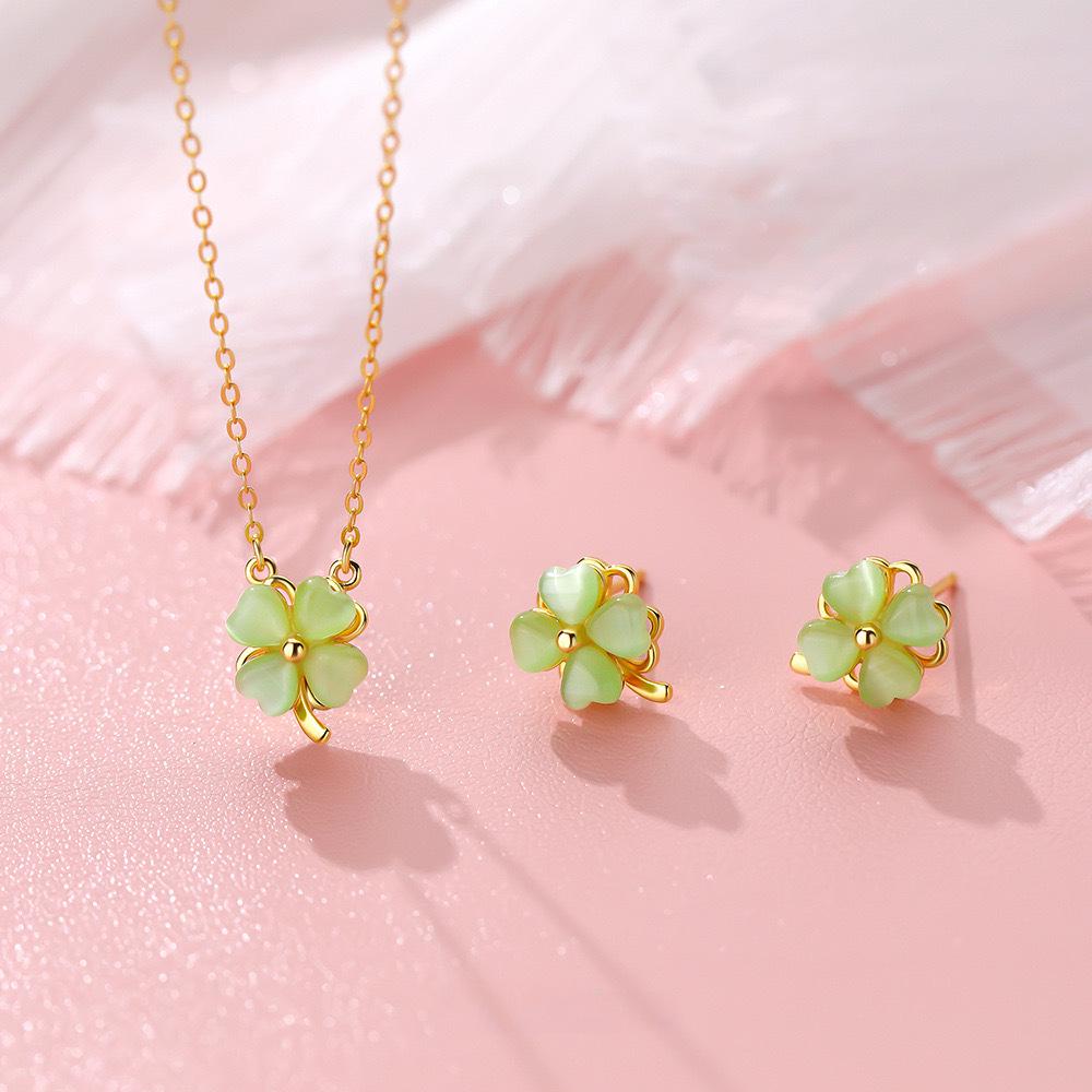 Rotatable Four-Leaf Clover Cat's Eye Necklace: Elegant, Versatile, Luxurious, and Classic Fashion for Women.