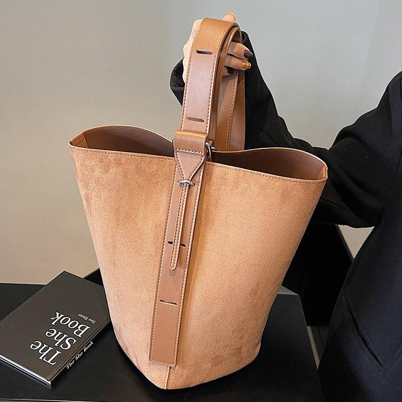 Popular Autumn and Winter Maillard Texture Fashionable Niche Versatile Bucket Bag Women's Commuter Suede Messenger Bag