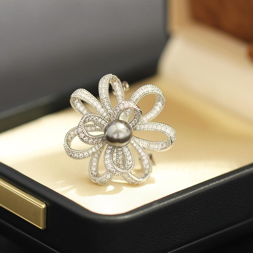 New micro-inlaid zircon knotted stone-inlaid flower brooch temperament pearl flower anti-light pin coat accessories women