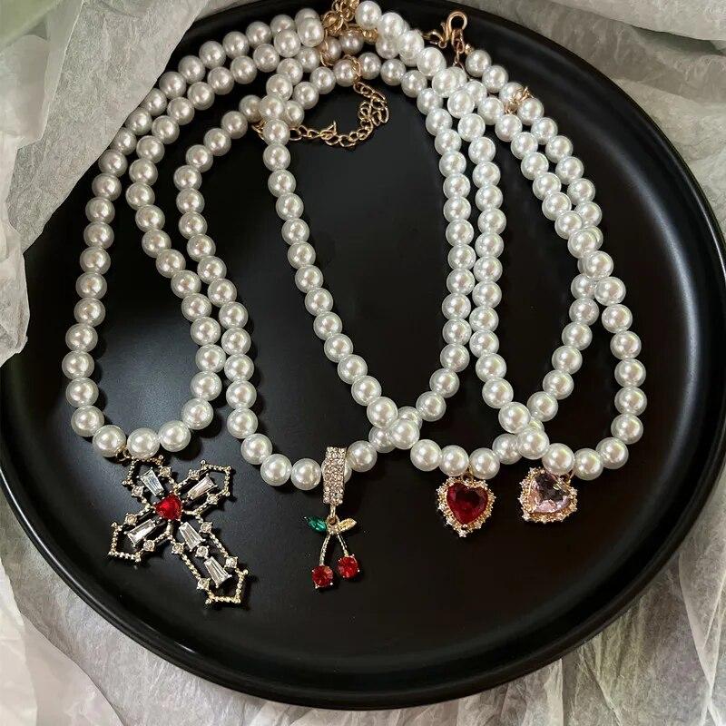 

Винтажное колье с подвеской в ​​форме сердца из красного кристалла для женщин, жемчужное ожерелье в стиле барокко, свадебные эстетические украшения