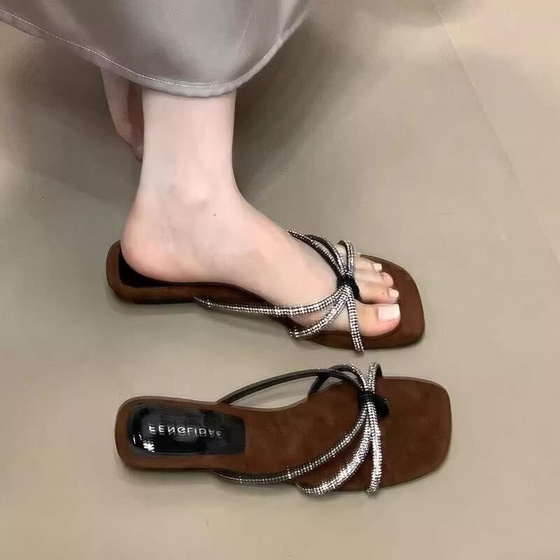 2025 new summer rhinestone soft bottom seaside beach flat bottom clip toe herringbone French small cool slippers women's wear