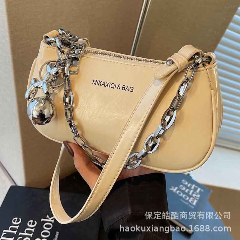Super fire small bag women's retro versatile 2025 new fashion shoulder messenger bag women's popular underarm small square bag