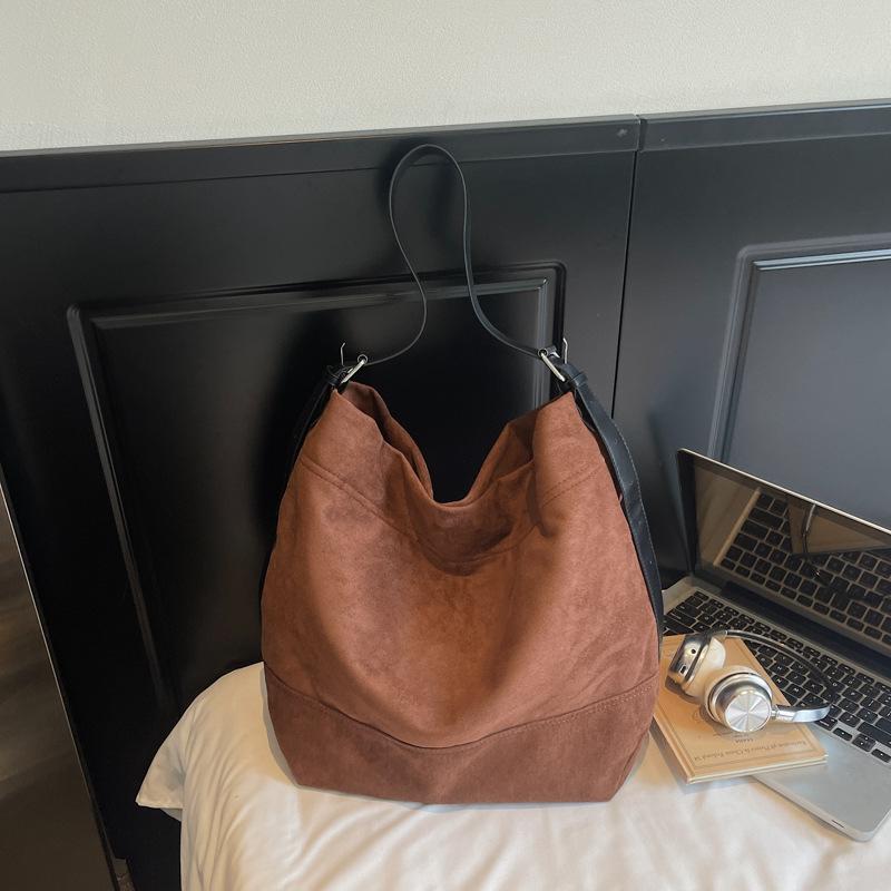 

Korean version of solid color fashionable large-capacity bucket bag women s 2025 new canvas student class commuting shoulder messenger bag темно-коричневого