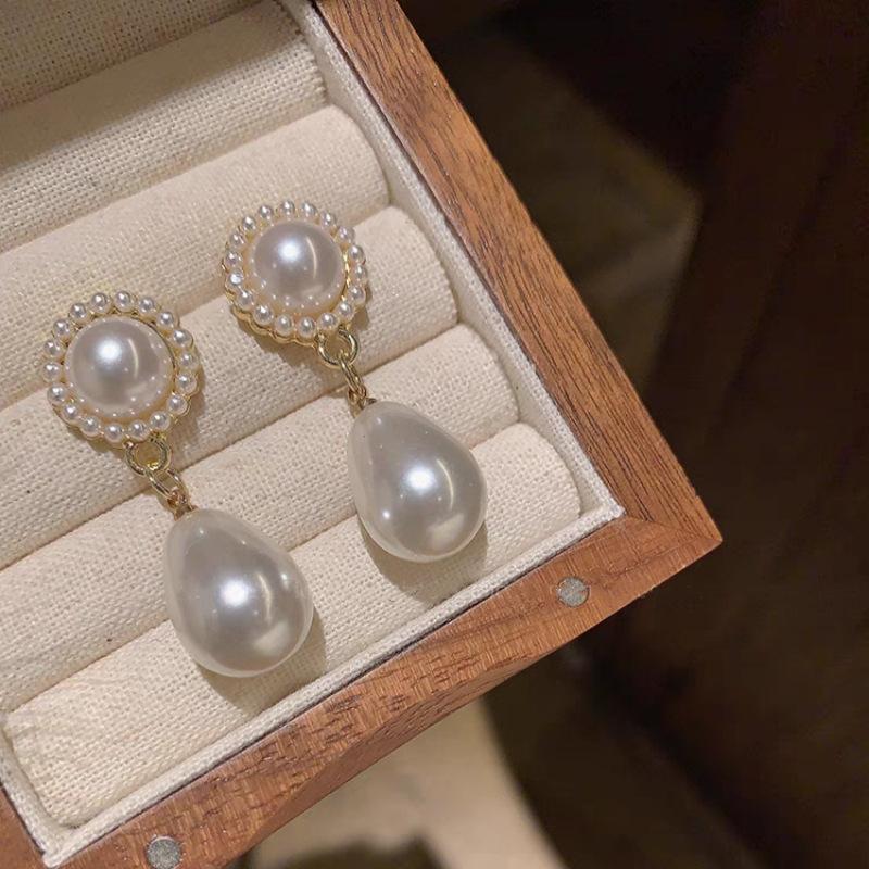 Light luxury niche pearl celebrity style exquisite stud earrings female versatile temperament simple atmosphere earrings high-end ear jewelry