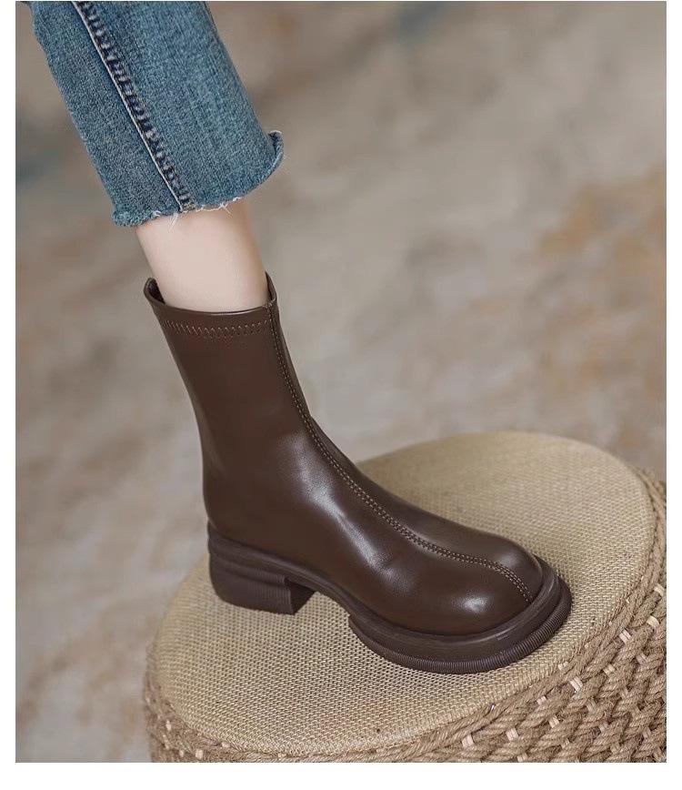 

Мягкая кожа черные ботинки на платформе маленькие ботинки Мартина женские осень и зима 2025 новые британский стиль увеличивающие рост тонкие короткие ботинки 40