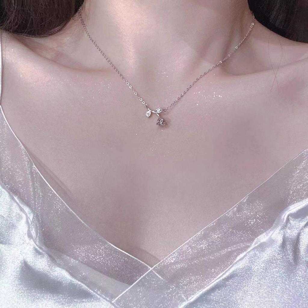 Sweet Rose Clavicle Necklace: Elegant, Trendy, All-Match Design for Women