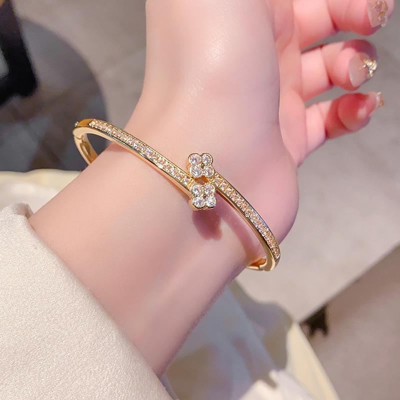 New Korean version four-leaf clover bracelet personalized versatile diamond-encrusted zircon square buckle bracelet