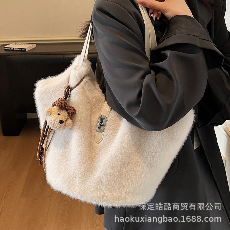 Retro Fluffy Bag Women's Large Capacity 2025 New Autumn and Winter Casual Plush Shoulder Bag Student Class Tote Bag