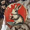 Vintage Hase mit Kaffeetasse Rundes Holzschild, 18cm Retro Wandkunst Dekor für Zuhause