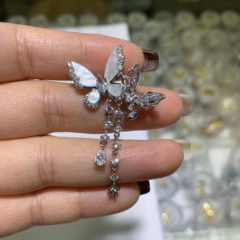 

Butterfly Tassel Brooch with Natural Shell and Gold-Plated Zircon Pin Pearl Corsage