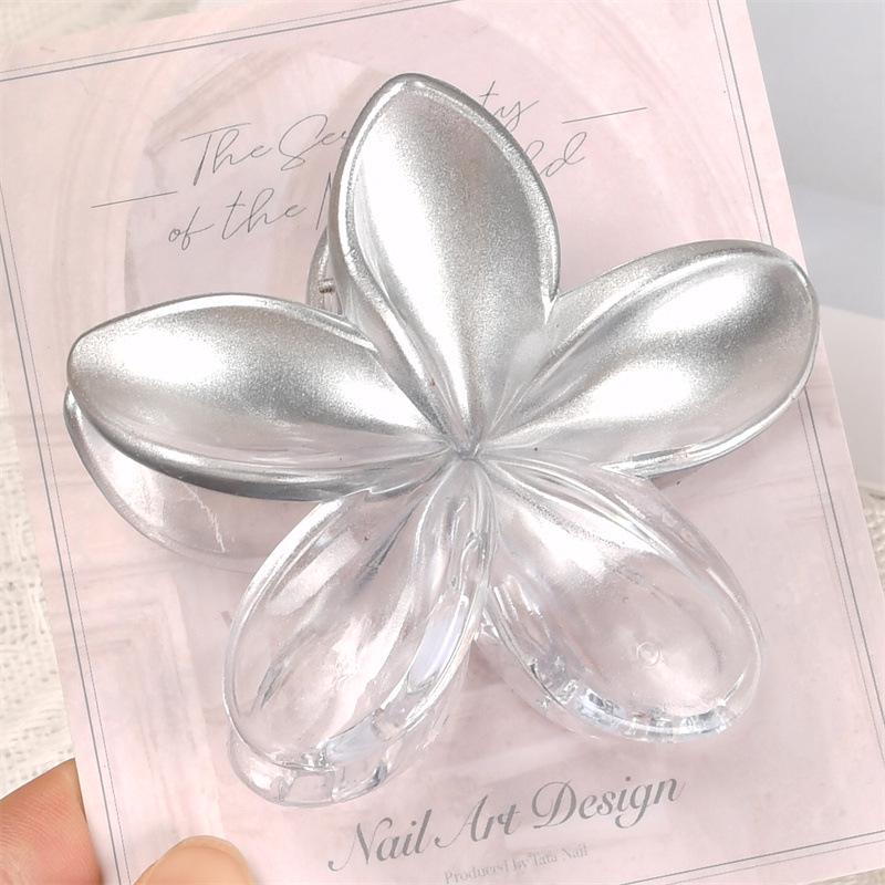 Градиентный летний зажим-краб для волос с франжипани: Пляжный стиль. Прическа пучок с цветами.