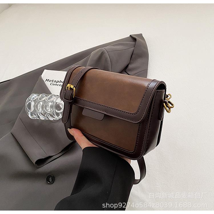 

Fashion retro small bag women s 2025 new autumn and winter contrasting colors versatile shoulder small square bag texture commuter messenger bag кофейный