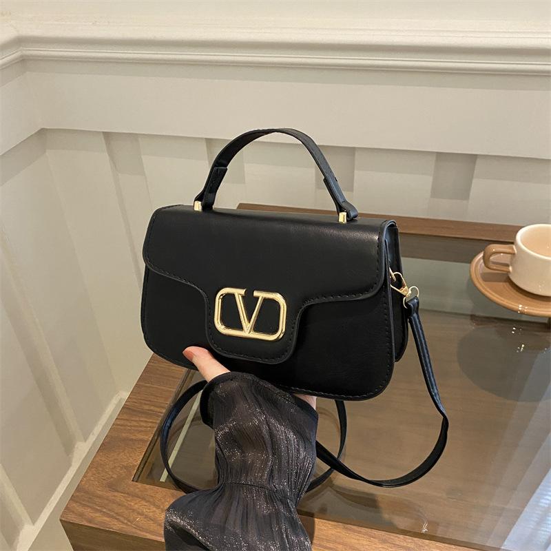 

Premium texture foreign style chain patent leather locomotive bag women s 2025 new niche portable shoulder crossbody small square bag чёрный
