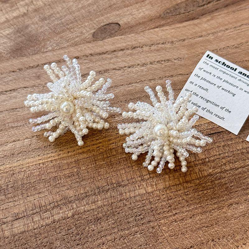 

Роскошные необычные серьги-пусеты с жемчугом и фейерверками для женщин, нишевый стиль, уникальный дизайн, изысканные и универсальные, изящные украшения для ушей Pearl Crystal Flower Earrings-Silver Pins