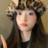 Neue Baskenmütze mit Leopardenmuster Damen Herbst und Winter Koreanische Version Vielseitig Gesicht zeigend Kleine Malermütze Warm Ohrenschutz Baskenmütze