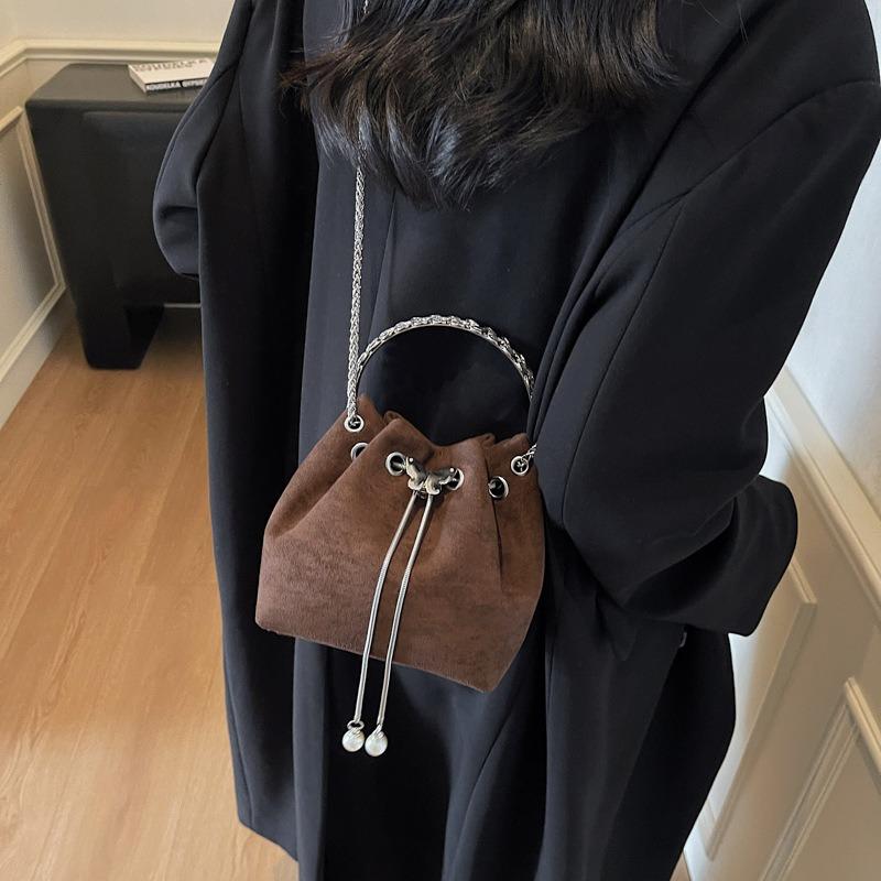 Premium chain bucket bag New women's casual velvet portable temperament commuter messenger bag