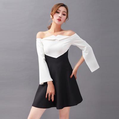 Zhu Xudans Mode: Stilvolles einseitig schulterfreies schwarz-weißes Slim-Kleid mit Schlitzärmeln für Damen.