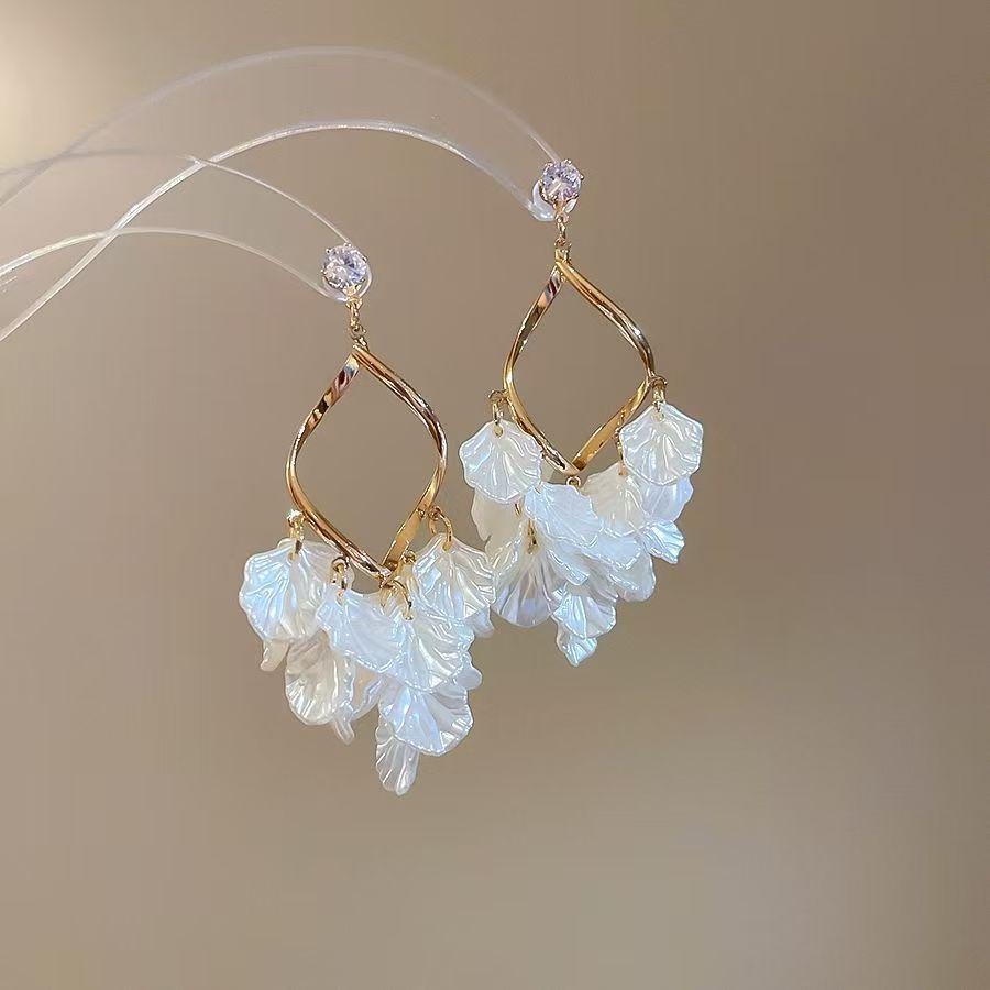 Elegant French Shell Petal Tassel Earrings for Women, Long, Face-Slimming Clip-Ons, 2026 Fashion Studs
