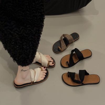 Conjunto francés de nicho de chanclas para dedos de mujer verano 2025 nuevo atuendo exterior diseño de moda sentido de diseño fondo plano punta abierta playa chanclas frescas