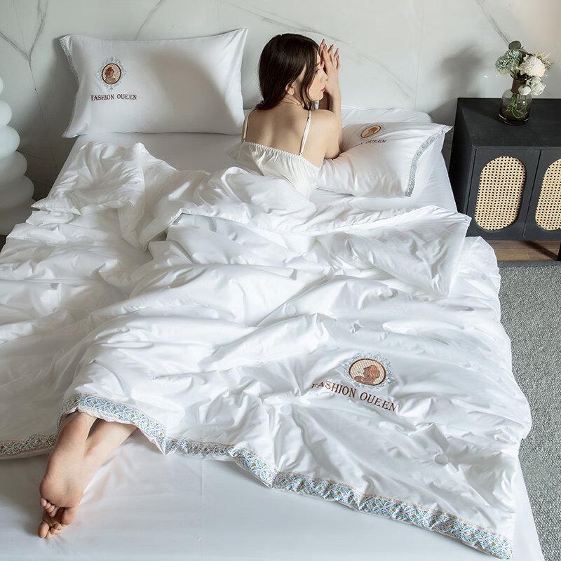 

LISM Ice Silk Embroidered Quilt