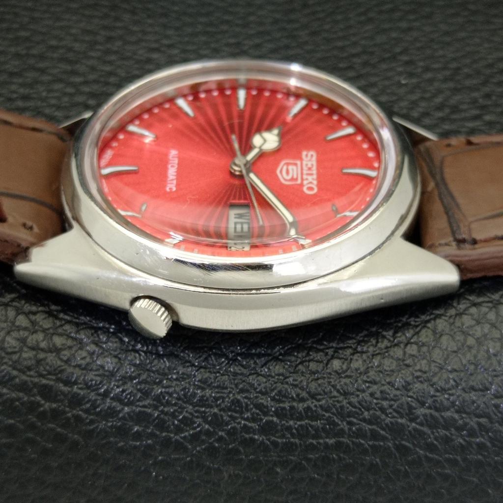JAPAN 7009A VINTAGE SEIKO 5 AUTOMATIC MENS RED COLOR DIAL WATCH a701364-5 R206a-a701364
