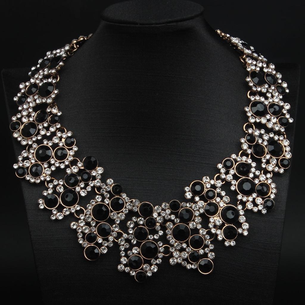Europäische und Amerikanische Übertriebene Kurze Perlen, Diamant Halsketten, Modische Retro Blumen Damen Accessoires 2026