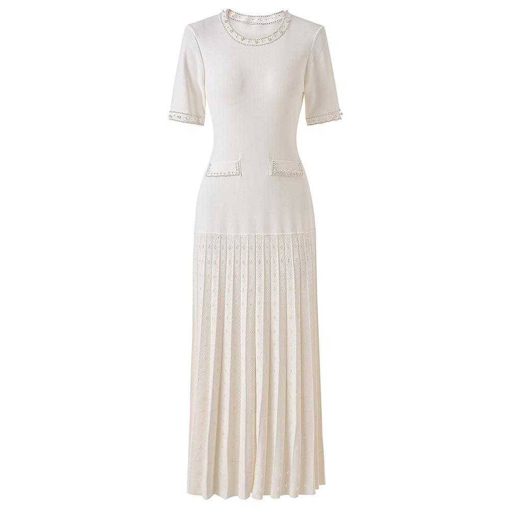 Schwarzes Strickkleid mit Rundhalsausschnitt, Perlenbesatz, kurzen Ärmeln und hochelastischer Taille