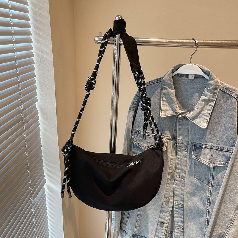 

Холщовая сумка в корейском стиле Женская 2025 Новая Большая вместимость Дорожная сумка-пельмень для поездок на работу Спорт Путешествия Верховая езда На плечо Через плечо Black without pendant