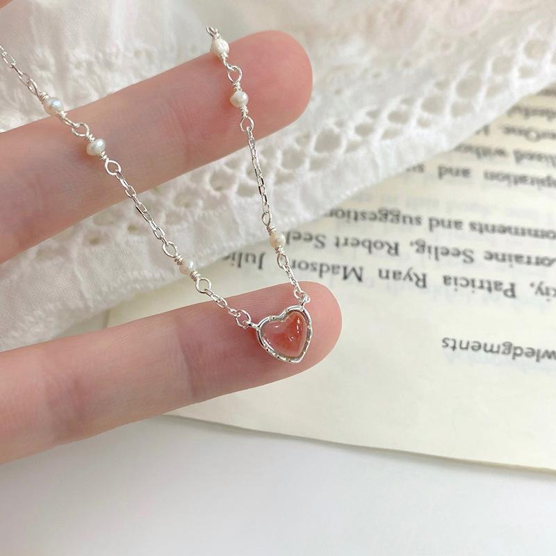Un Collier d'Amour de Niche pour Femmes avec un Sens Haut de Gamme de Fraîcheur, de Douceur, de Tendresse et de Style Insp Chaîne Clavicule