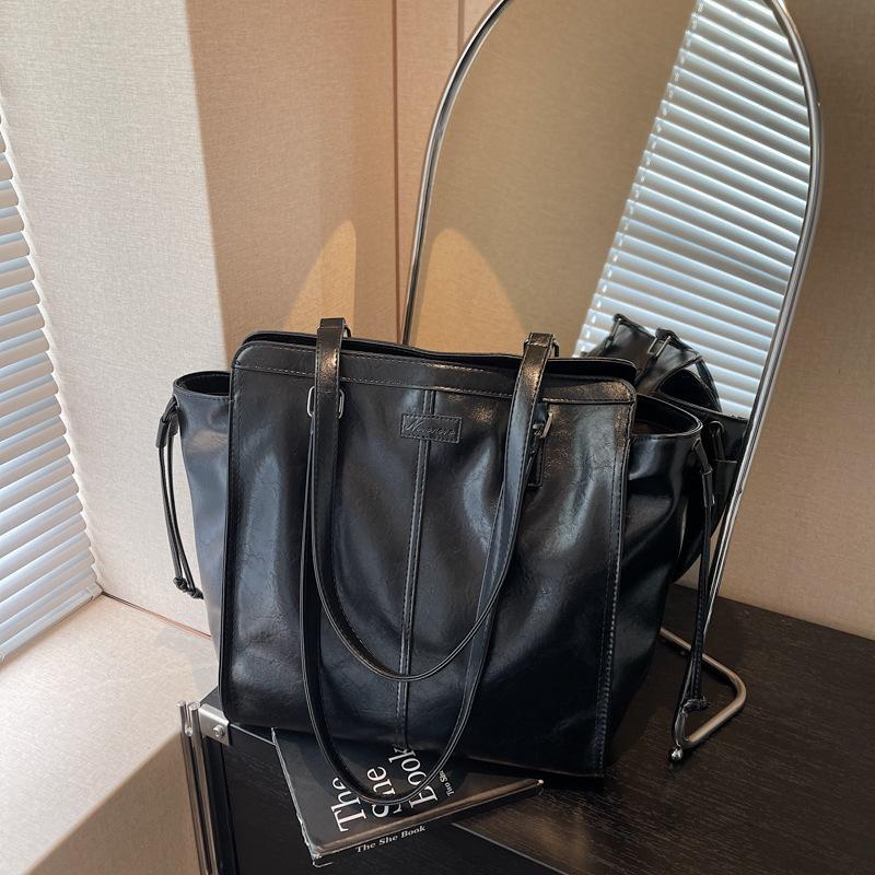 Premium sense retro large-capacity women's bag 2025 new winter fashion versatile shoulder bag foreign style portable tote bag