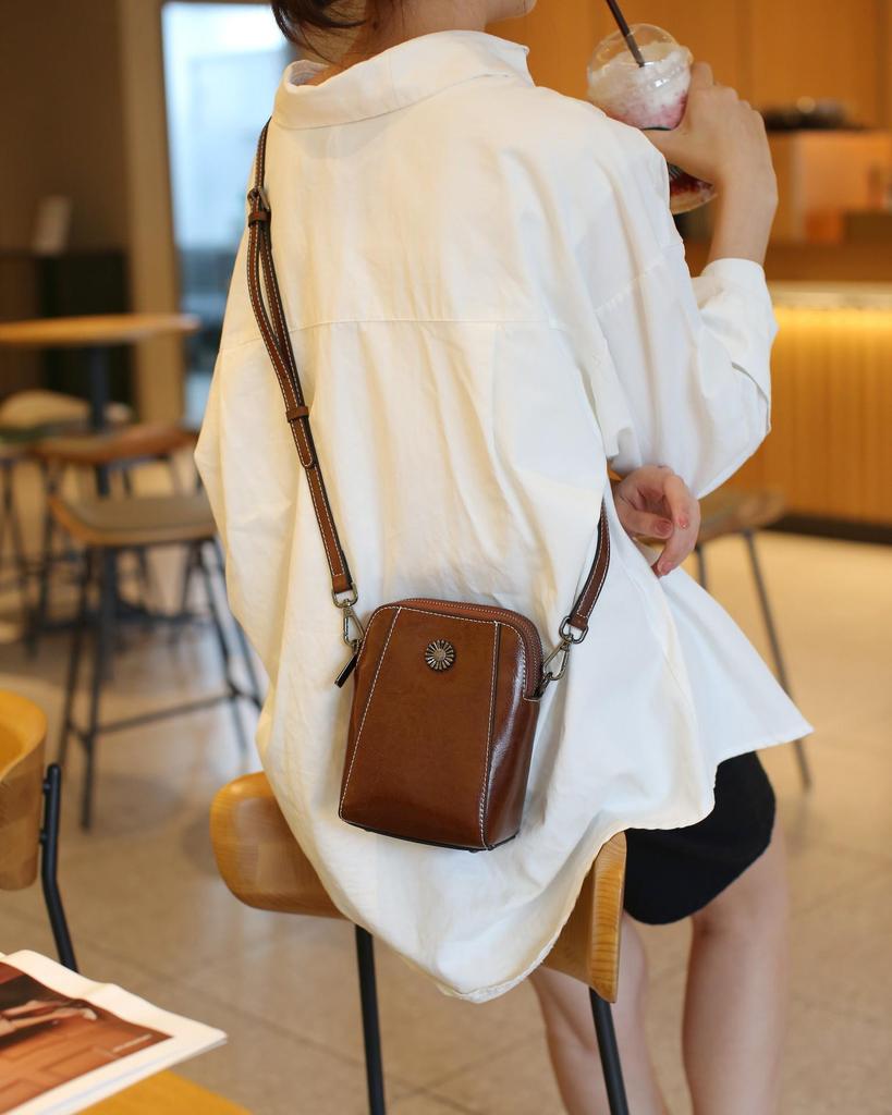 2025 Women's Genuine Leather Crossbody Phone Bag - Versatile High-End Shoulder & Commuter Style
