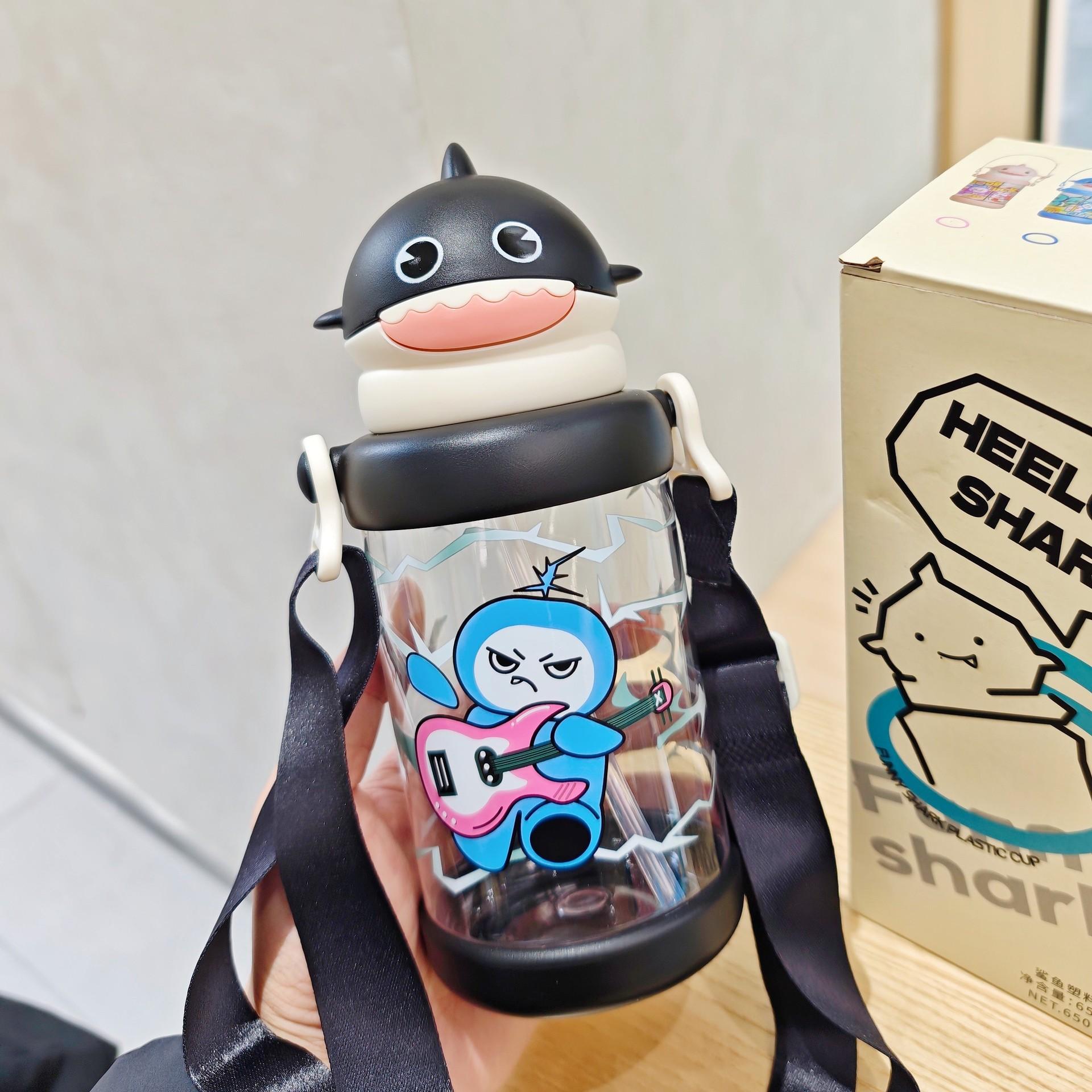 

The New Cute Baby Shark Kids Mug Portable Straw Plastic Cup Mug High Appearance Horizontal Strap with Pop-up Lid Cup 650ml