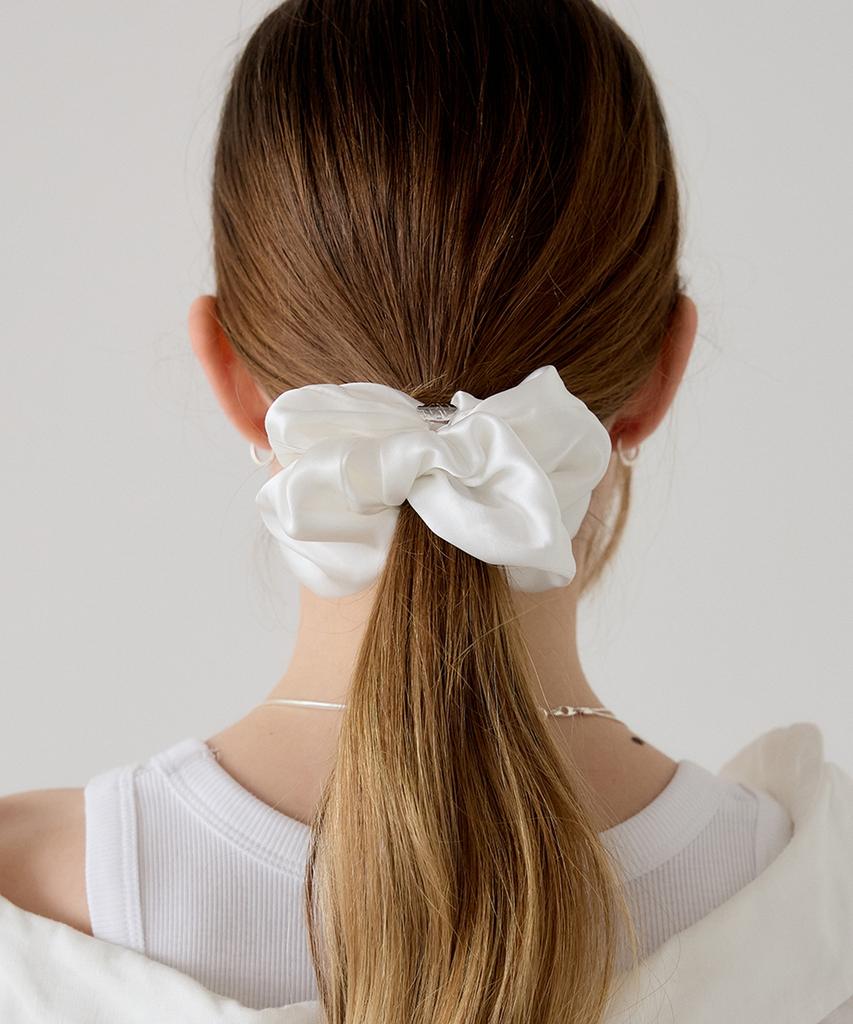 Aphrose Logo Frame Silk Scrunchie (White)