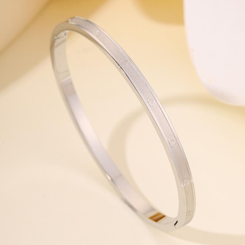 The new fine version of love buckle titanium steel is hot-selling, fashionable and versatile, and does not fade. Light luxury high-end