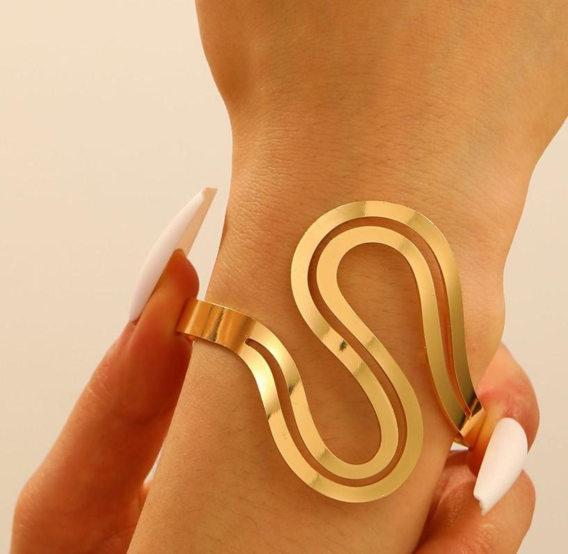 High-quality 2026 gold double-layer S-shaped hollow-out modeling bracelet, simple and versatile snake-shaped opening adjustable jewelry.