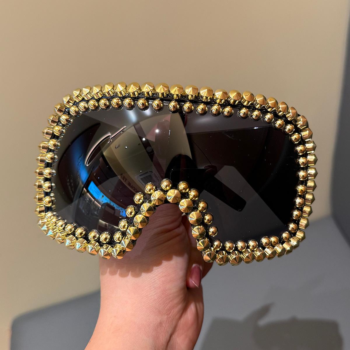 

Luxury Retro Oversized One-piece Punk Style Sunglasses for Men and Women y2k Exaggerated Gold Rivet Dec Cool Goggles for Party чёрный