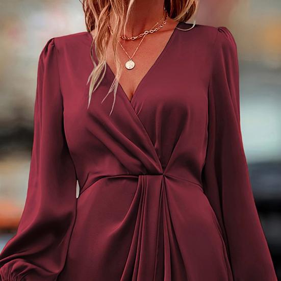 Vestido de mujer con abertura irregular, cintura alta, plisado, mangas largas abullonadas, color liso