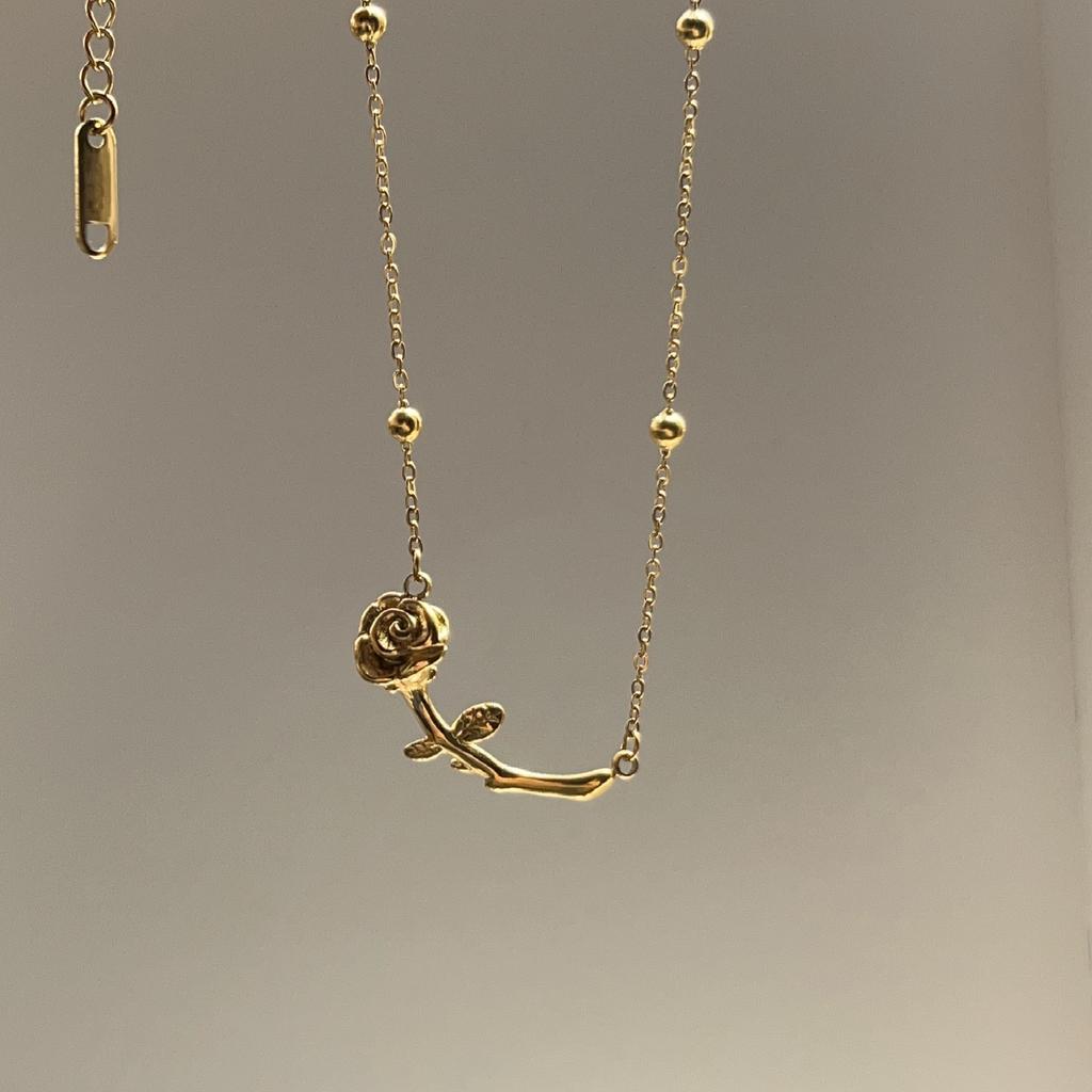 Retro lehký luxusní růžový náhrdelník s přívěskem slunce pro ženy Univerzální a neblednoucí řetízek s límcem Titanová ocel Materiál dárek