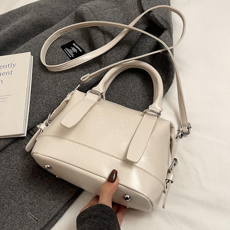 New product wholesale Korean fashion super fire high-end soft leather portable pillow bag versatile commuter casual messenger women's bag