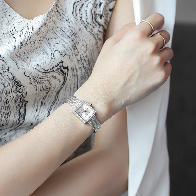 Новые женские часы, маленькие квадратные кварцевые часы, маленькие темпераментные часы с сетчатой цепочкой и стразами, маленькие золотые часы, водонепроницаемые часы для женщин