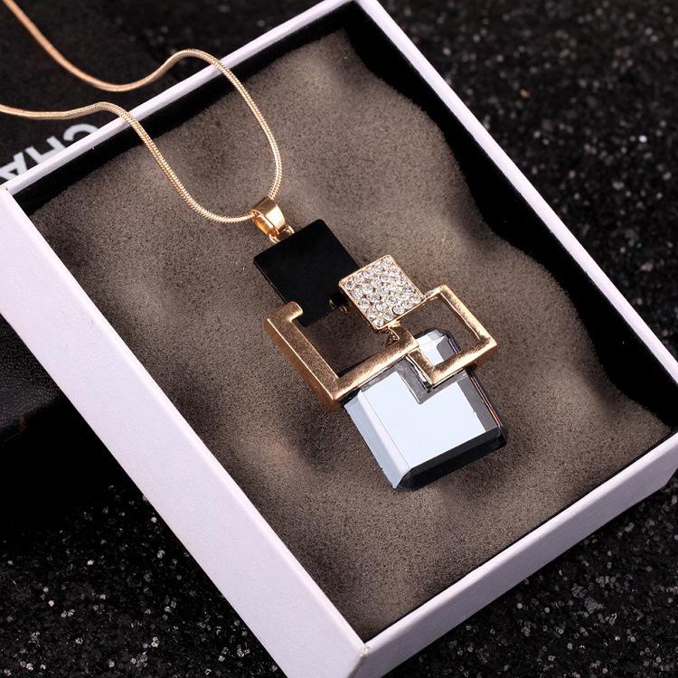 

Изысканное геометрическое квадратное ожерелье-подвеска для женщин - Элегантный осенне-зимний аксессуар. серый