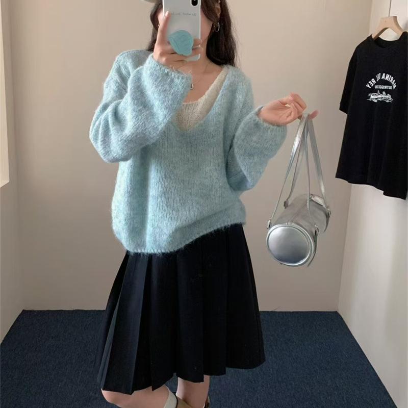 Två stickade tröjor med V-ringning får dig att se yngre ut i den nya höst- och vinterstilen. Mjuka, Mjuka och Avslappnade Tröjor för Kvinnor